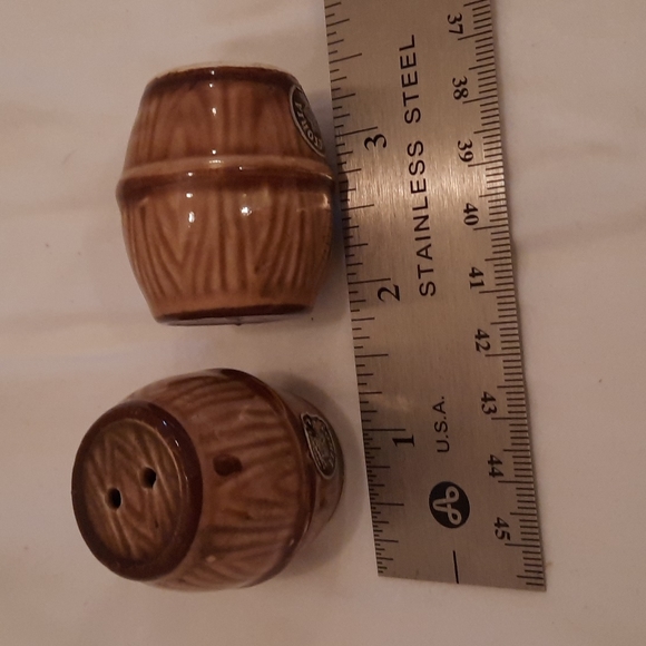 Vintage barrel salt and pepper shakers - Picture 4 of 4